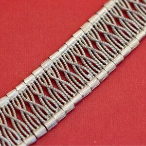 7 inch, Vintage Crisscross Center Pattern Silver Tone Bracelet - F44